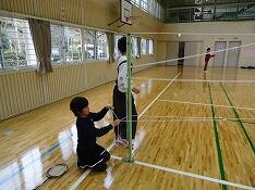 準備をする児童