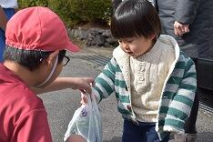 お礼の花を配る様子