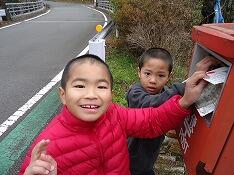 年賀状をポストへ