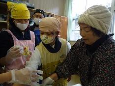 よもぎ団子作りの様子