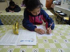 計算をする児童③