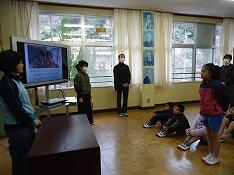 感想を伝える児童