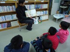 読み聞かせの様子①