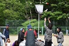地域の方と玉入れ