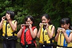 魚を食べる児童