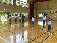 バトミントンをする児童