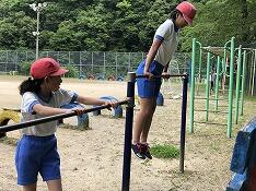 鉄棒での個人練習