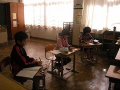 短作文に取り組む児童のようす