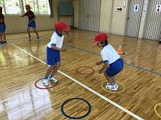 ジャンプをする児童