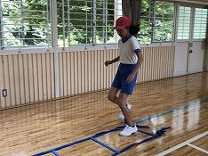 ラダーをする児童