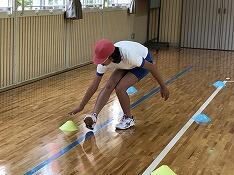 コーンにタッチする児童