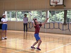 シャトルを打つ児童