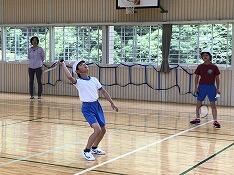 ラリーを続ける児童