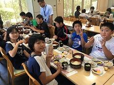 昼食の様子