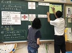 考えを説明している児童１