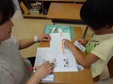 問題を解いている児童