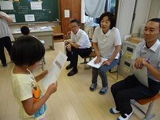 考えを説明している児童