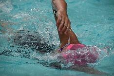 泳いでいる児童