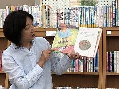 読み聞かせの様子２