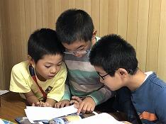 資料を見る児童