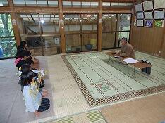 話を聞いている様子