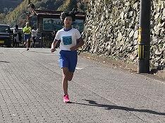 走っている児童２