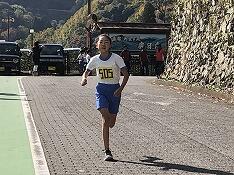 走っている児童