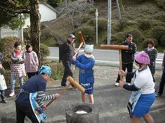 ６年生のもちつきのようす