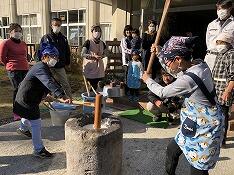 もちをついている児童