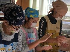 もちを丸めている児童