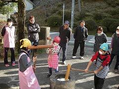 ３・４年生のもちつきのようす