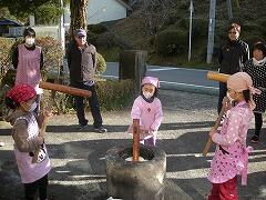 １・２年生のもちつきのようす