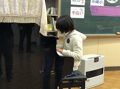 校歌の伴奏を弾く児童