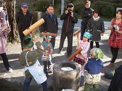 児童館生のもちつきのようす