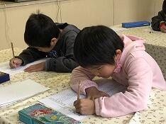 問題を解いている児童１