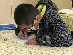 問題を解いている児童２