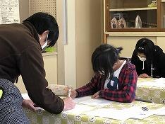 丸付けをしている様子