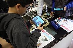 タブレットのクイズを解く児童