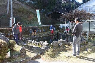 池に集まる子どもたち