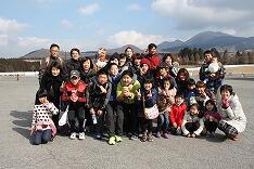 阿蘇山をバックに記念撮影