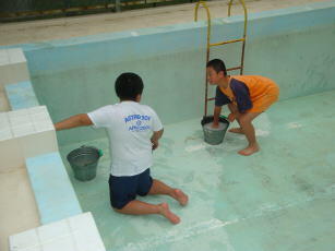 プールそうじのようす