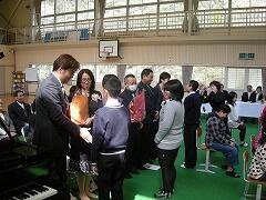 保護者へ感謝の花束贈呈