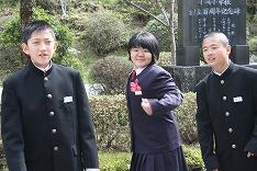 なかなか制服姿がきまっています。