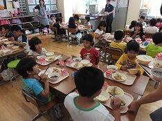 １年生のようす(給食)