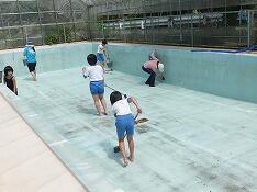 プールはピカピカ