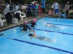 リレーのタッチ