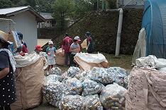 空き瓶・空き缶回収のようす
