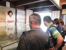 江戸期の美々津の模型の前で