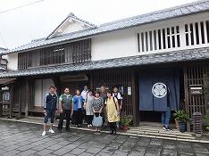 歴史資料館前で記念撮影