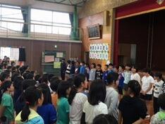 全校のみなさんの前での紹介